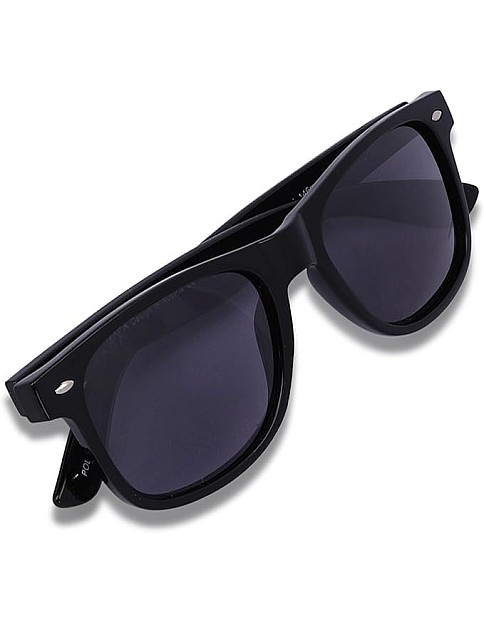 Stylish and modern design sunglasses offer full protection for your eyes from the sun, with a touch of luxury that fits all your everyday looks and gives you all day comfort and style