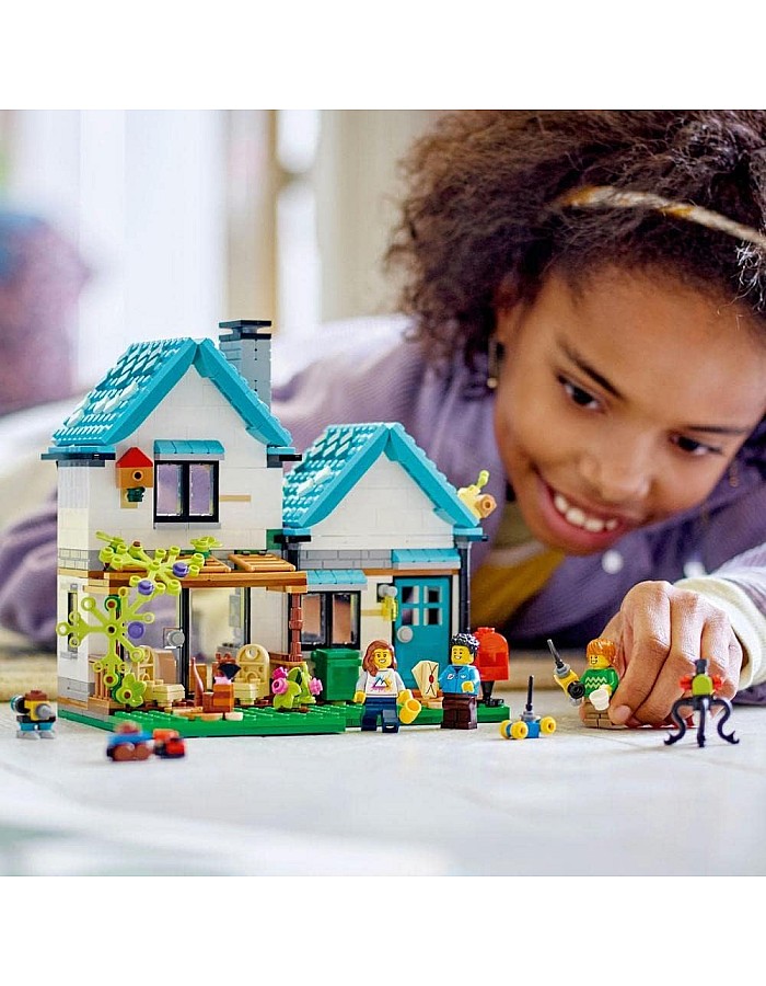 مجموعة المنزل المريح 31139 من LEGO® Creator، يتميز بوجود منزل العائلة ومنزل القناة ومنزل البحيرة؛ نماذج إبداعية لإلهام لعب الأدوار للأطفال الذي