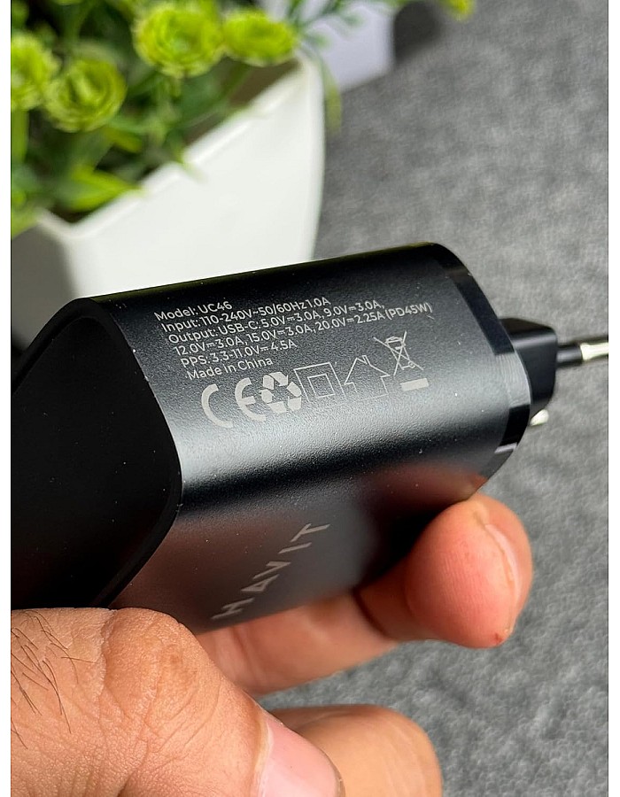 شاحن من هافيت بمنفذ USB متوافق مع سامسونج S22 و S23 و S24 الترا بقوة 45 واط مع منفذ واحد و تقنية GaN للشحن السريع