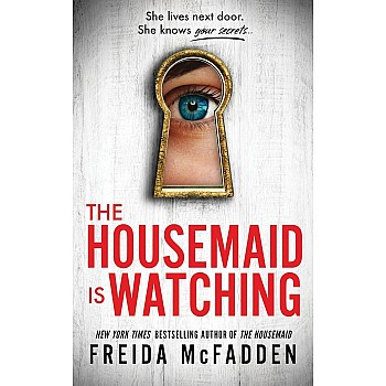 The Housemaid Is Watching بقلم فريدا مكفادين، غلاف كرتوني، ازرق داكن وذهبي، 22 × 15 × 17.8 سم
