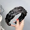 طوق شعر بوهو بتصميم ضفيرة مجدولة كثيفة توضع براحة حول الرأس، تمزج بين ضفيرة سميكة لعظم السمك ورباط شعر مرن يضمن راحة وارتداء مريح طوال ال