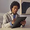 قلم ابل بينسل برو: احدث طراز - يتطلب التحقق من توافق الجهاز - دقة بكسل مناسبة، حساسية للإمالة والضغط، مناسب لتدوين الملاحظات والرسم والفن.